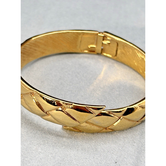 Vintage Monet Gold Tone Textured Hinged Bangle Bracelet Shiny Excellent - Picture 10 of 16